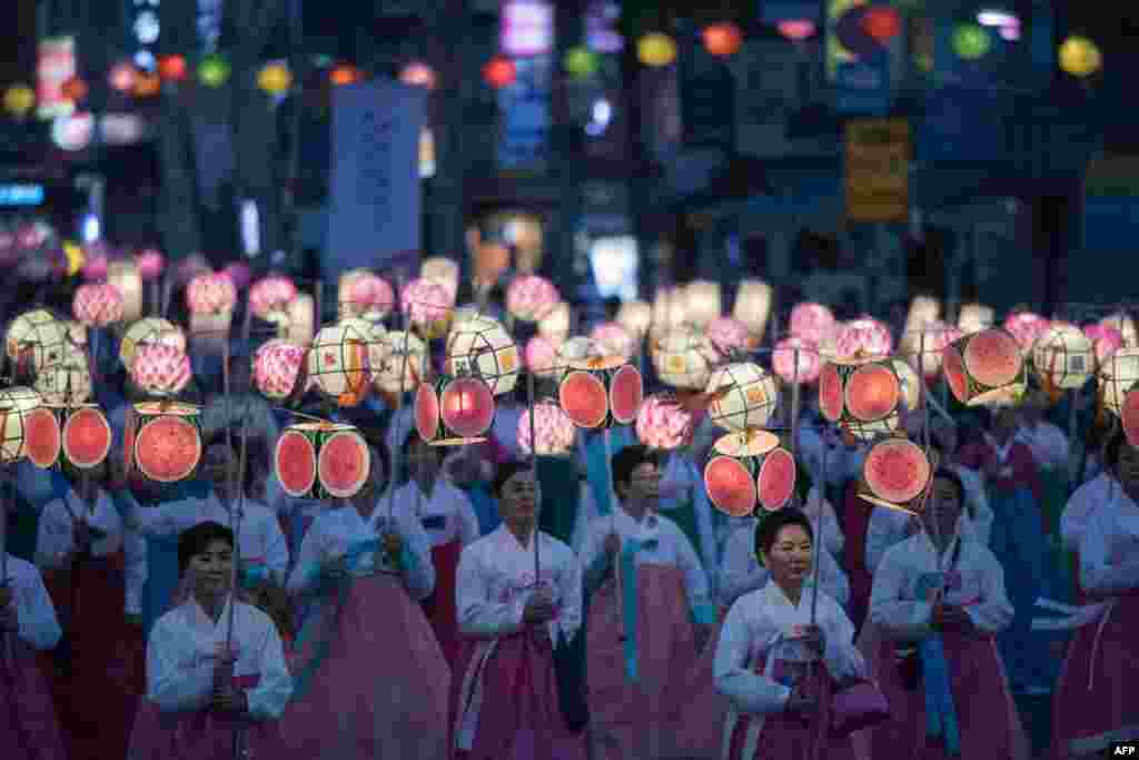 在韩国首尔的莲花灯节，佛教徒手持彩色灯笼，迎接佛诞节，纪念佛教创始人释迦摩尼诞生（2017年4月29日）