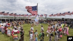 在奥巴马总统和第一夫人米歇尔面前,来自南和北达科他州超过20个印第安保留地的印第安舞者进行表演 (2014年6月13日)