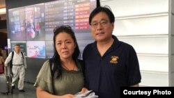 黄燕与台湾关怀中国人权联盟的理事长杨宪宏在桃园机场。(台湾关怀中国人权联盟提供)