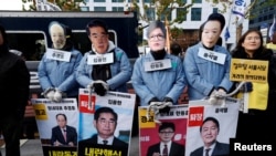 抗议者参加在首尔举行的集会,要求弹劾总统尹锡烈并逮补其党羽,以及解散执政的国民力量党。(路透社:2024年12月7日)