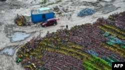 资料照片:中国上海被丢弃的共享单车(2017年8月24日)