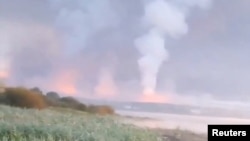 乌克兰无人机袭击俄罗斯特维尔地区后升起的滚滚烈焰和浓烟。(2024年9月18日)