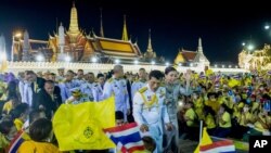 泰国国王和王后在曼谷与支持者见面。(2020年11月1日)