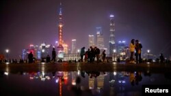 资料照:在上海外滩遥望金融区浦东的夜景。(2021年3月27日)