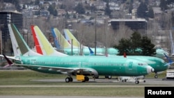 波音737Max8,包括一架带有中国南方航空标志的该型客机,停放在波音公司位于华盛顿州伦顿的一家生产设施。(2019年3月1日)