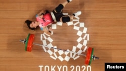 台湾阿美族女运动员郭婞淳在东京奥运会举重女子59公斤级比赛中为台湾夺得本届奥运首枚金牌。(2021年7月27日)