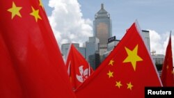 资料照:中国国旗与香港旗帜