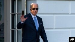 Presiden AS Joe Biden melambaikan tangannya ke arah wartawan saat berjalan meninggalkan Gedung Putih di Washington, pada 3 Mei 2024. (Foto: AP/Alex Brandon)