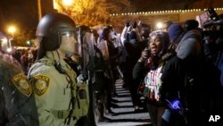 Cảnh sát đối đầu với người biểu tình tại Ferguson, Missouri, ngày 24/11/2014.