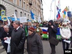 俄罗斯许多政界和演艺界名人参加了3月15日的抗议俄罗斯出兵克里米亚游行。这是著名民主派政治人物亚夫林斯基(左二)(美国之音 白桦)