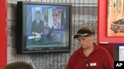 Tin về vụ Snowden trên truyền hình trong phi trường Nga.