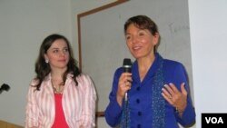 女权无疆界创办人瑞洁(利特尔约翰)和家庭研究理事会的格罗索(美国之音 方冰拍摄)