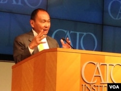 福山在研讨会上发言(美国之音莉雅拍摄)