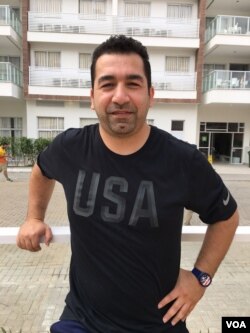 在里约担任美国举重选手教练的沙欣·纳斯里亚尼(美国之音布鲁尔拍摄)