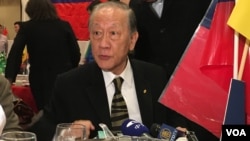 郁慕明接受华文媒体采访(2017年12月4日,美国之音钟辰芳拍摄)