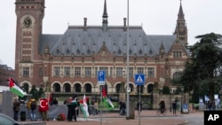 支持巴勒斯坦与支持以色列的示威者在荷兰海牙的国际法院外举行抗议活动。(2024年2月21日)