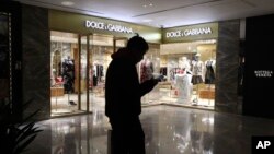 2018年11月21日,一名男子路过意大利时尚品牌Dolce & Gabbana在北京的商店