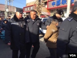 世界人权日当天,北京望京地区费家村发生群体抗议事件,有抗议者被警方抓走。(网络截图)