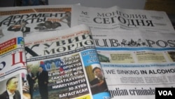 乌兰巴托市中心邮局出售的蒙古、俄罗斯和英文报纸。(美国之音白桦拍摄)