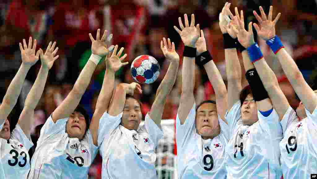 Vận động viên Nam Triều Tiên đẩy quả bóng trong trận đấu với đội Nga, giành thắng lợi vòng tứ kết bóng ném nữ