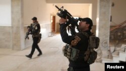 Lực lượng đặc nhiệm Iraq đang lục soát một tòa nhà tại Bartella, phía Đông Mosul, Iraq, ngày 21 tháng 10 năm 2016.
