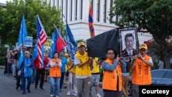 星期日(9月29日)下午,洛杉矶民主人权团体和多族裔团体在洛杉矶市区和洛杉矶中国领事馆门前举行了主题为“没有国庆、只有国殇、为中共暴政送葬”的“国殇75周年”抗议集会。抗议现场,洛杉矶的中国民主党党员抬着棺木为中共送葬。(照片由抗议主办方提供)