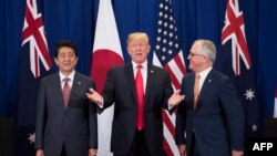 美国总统川普(中)与日本首相安倍晋三(左)和澳大利亚总理特恩布尔在东盟峰会间隙举行三方会谈。(2017年11月13日)