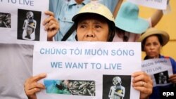 Người dân xuống đường biểu tình phản đối vụ cá chết với biểu ngữ "Chúng tôi muốn sống" tại Hà Nội, ngày 1/5/2016.