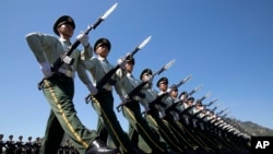 中国士兵为9月3日的北京大阅兵进行演习操练 (2015年8月22日)