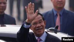 Thủ Tướng Campuchia Hun Sen tại Căn cứ Không quân Palam ở New Delhi, trong chuyến thăm Ấn Độ. Ảnh chụp ngày 24/1/2018 (REUTERS/Adnan Abidi)