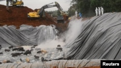 身着防护服的中国广西北海地区防疫人员为遏制当地的非洲猪瘟疫情而在掩埋猪只。(2019年2月19日)