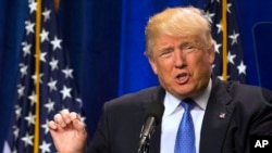 美国共和党总统参选人川普在一所美国大学演讲。(资料照片)