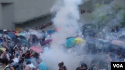 港警方向示威者发射催泪弹(美国之音海彦拍摄)