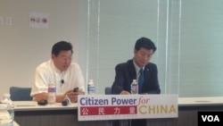 藏人行政中央司政洛桑森格博士(右)与公民力量创始人杨建利博士在对话会上。(美国之音海伦拍摄)