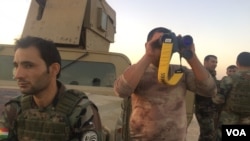 2017年10月20日,库尔德“敢死军”士兵在有争议的伊拉克北部亚顿科普里观察战况。(美国之音希瑟·默多克拍摄)