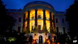 资料照片:白宫南草坪点亮万圣夜主题的橘黄色灯火。(2020年10月25日)