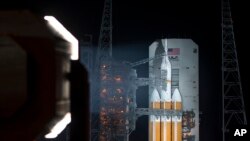 2014年12月4日,安放在火箭上等待发射的"猎户座"飞船(美国宇航局照片)