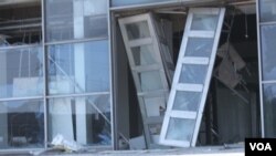 天津爆炸事故现场,核心爆炸区周围多座居民楼窗户被震碎,高速公路桥梁受损,多辆大货车被炸翻,小汽车起火或被砸,多名当地居民仍逗留在事故现场。(美国之音记者东方拍摄)