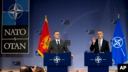 北约秘书长斯托尔滕贝格(右)与黑山共和国副总理兼外交部长卢克希奇在布鲁塞尔的北约总部召开记者会。 (2015年12月2日)