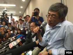 铜锣湾书店店长林荣基在记者会上称,去年10月在深圳被公安扣押,之后乘动车被带到了宁波。