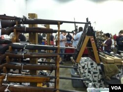 长枪展示(美国之音 亚微拍摄)