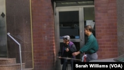 纽约曼哈顿华埠的街头艺人(美国之音威廉姆斯拍摄)