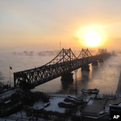 中国北韩之间的鸭绿江大桥,多少中国援助的物资从桥上流入北韩