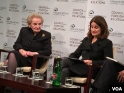 前美国务卿奥尔布赖特(左)与会议主持人易明 (美国之音记者莉雅拍摄)