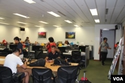 2019年7月11日记者返回立法会记者工作室 (美国之音记者申华拍摄)