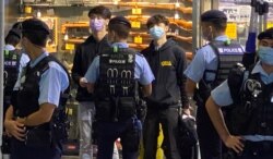 贤学思政召集人王逸战（蓝色口罩者）等4名成员以及3名市民共7人，被警察截查后被拘捕，12月1日凌晨全部获准保释。 (美国之音特约记者汤惠芸摄)