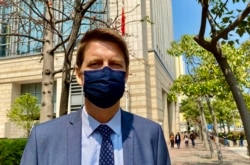 瑞典驻香港副总领事雷博恩3月2日到法庭旁听,关注国安法在香港实施的情况,他又形容47名民主派人士首日聆讯很漫长 (美国之音/汤惠芸)