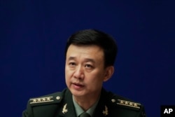 中国国防部发言人吴谦大校在记者会上(2017年7月24日）