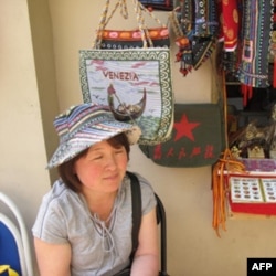 这位小贩说,今年的游客都被上海世博吸引去了。