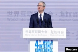 美国苹果公司首席执行官库克(Tim Cook)在中国浙江乌镇举行的世界互联网大会的开幕式上讲话(12月3日)